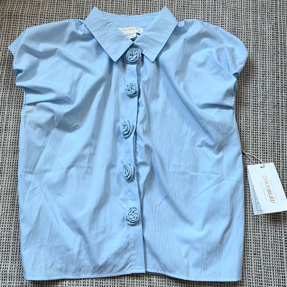 COCOBLEU Button Up Baby Blue Sleeveless Blouse with Rose Button Size Medium